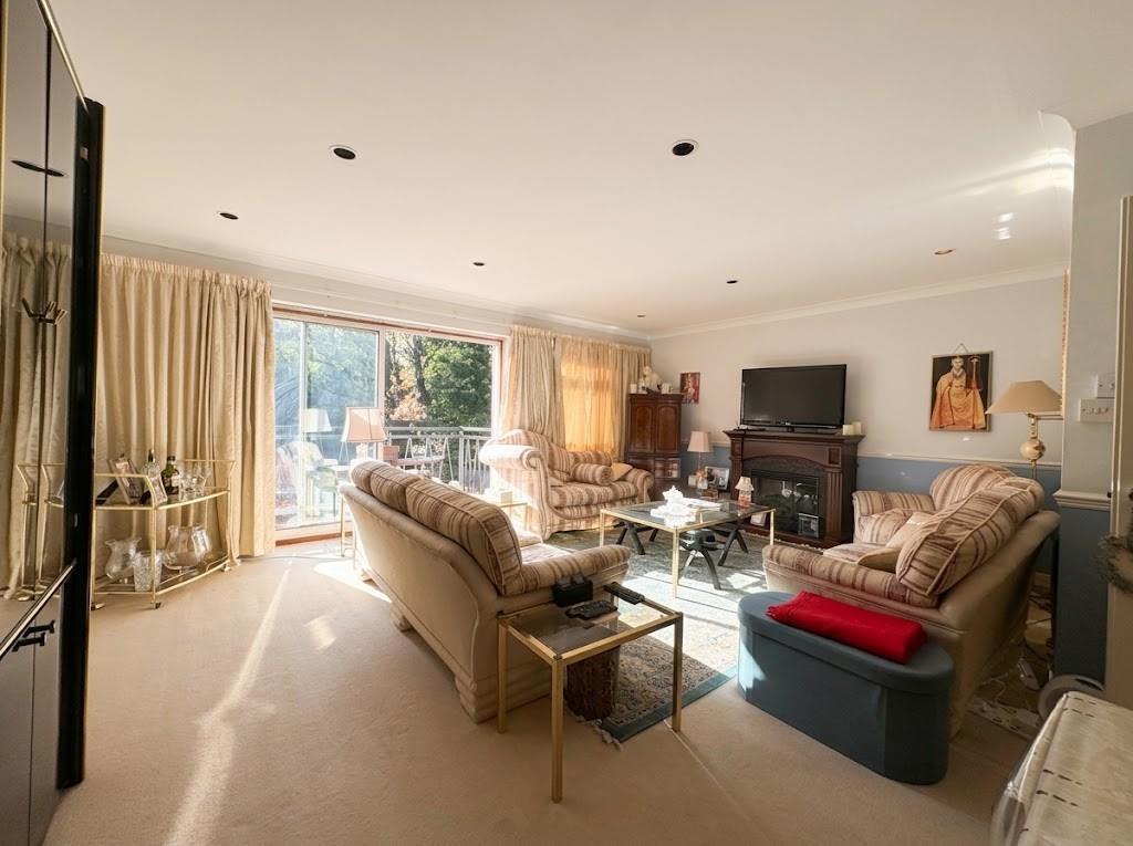 4 bed property in The Ridgeway, Mill Hill, NW7, London